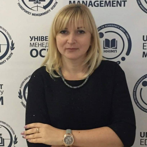 Спікер:   - Кандидат педагогічних наук, доцент,
 доцент кафедри публічного управління і проектного менеджменту ДЗВО ’Університет менеджменту’ (консультант/учитель) 